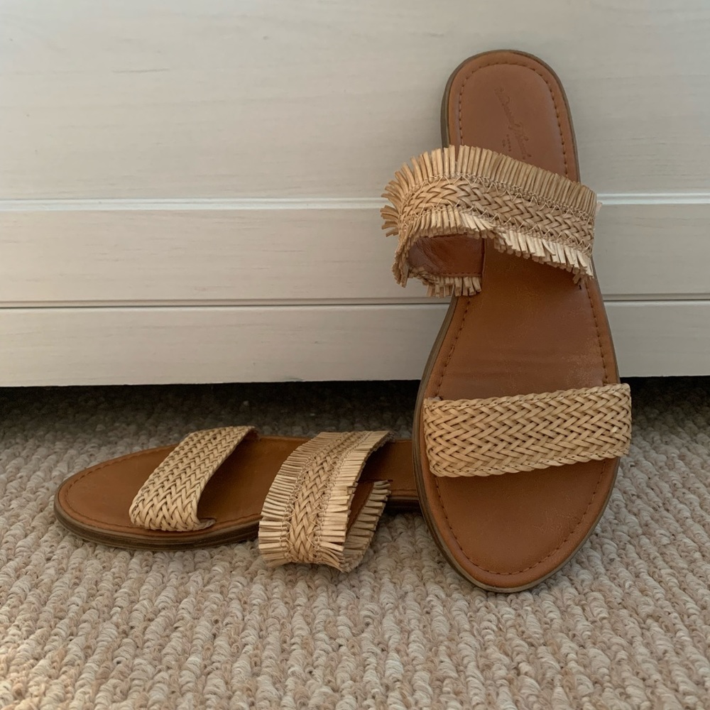 Universal Thread Sandals
